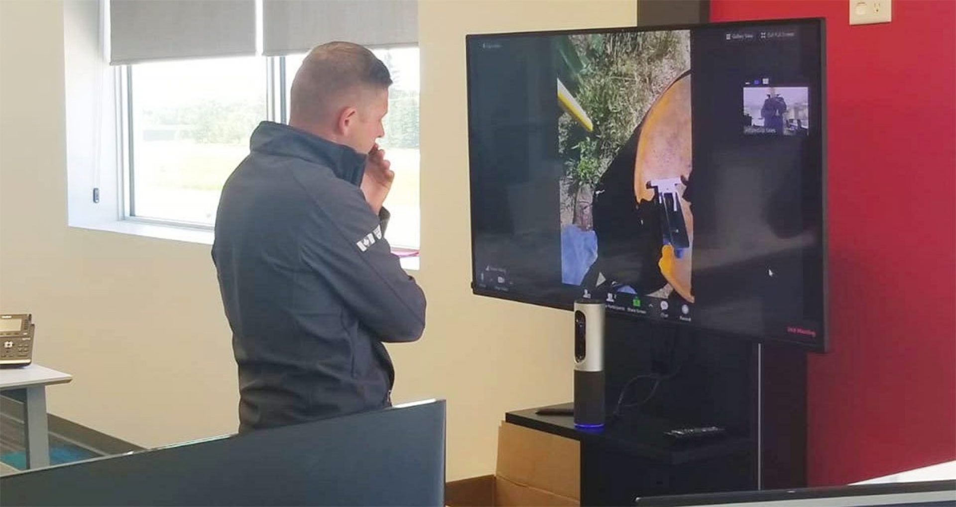 Arrowquip cattle handling equipment specialist working with rancher to solve problems over facetime